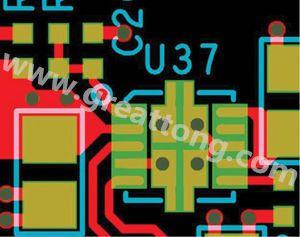因孔徑過大，焊料沿孔壁爬溢流出