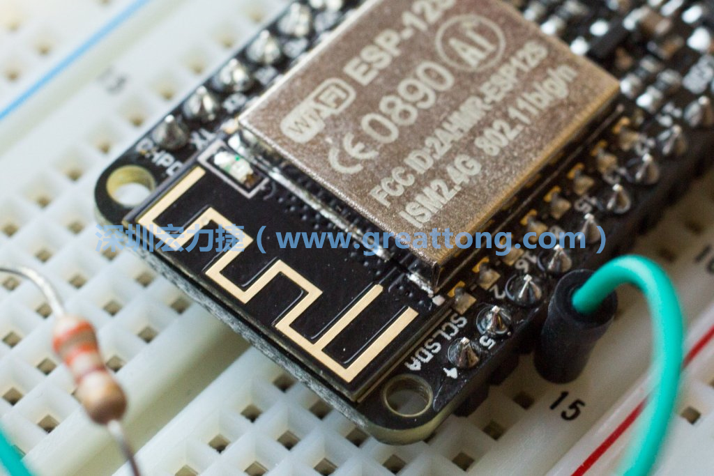 Adafruit Feather板上的無線電天線。