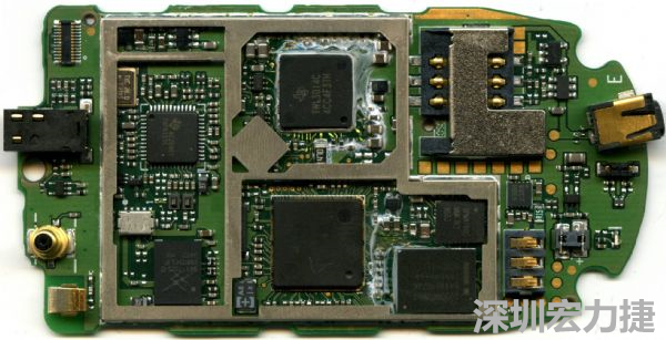 在射頻、核心處理器、高速記憶體等高頻元件區塊，可使用金屬屏蔽方式改善產品EMI影響問題。